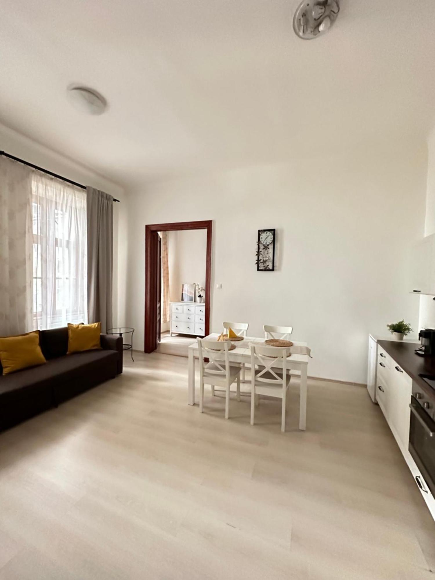 Apartment In Historical Part - Old Town Top Address Bratislava Bagian luar foto